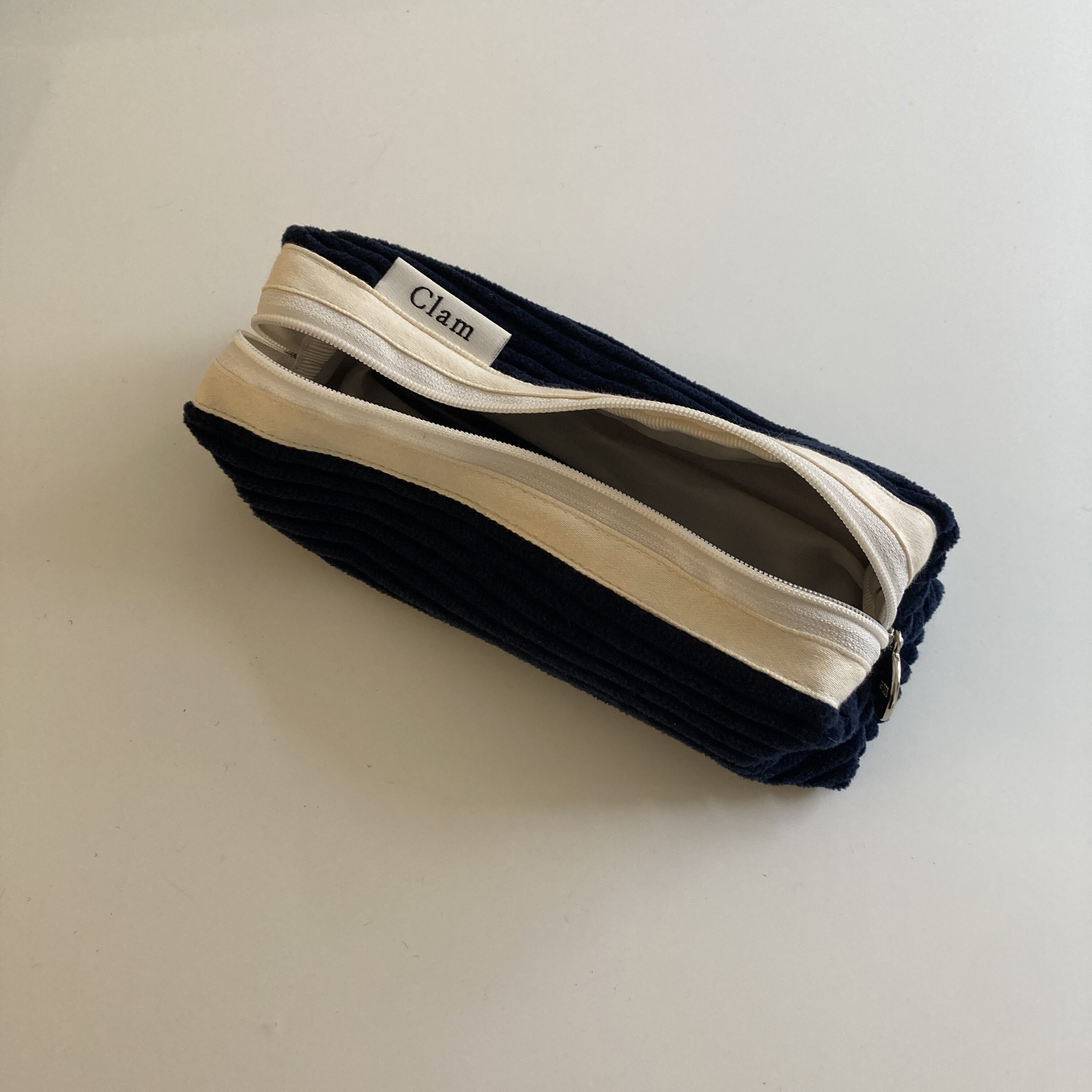 Clam round pencilcase _ Corduroy navy
