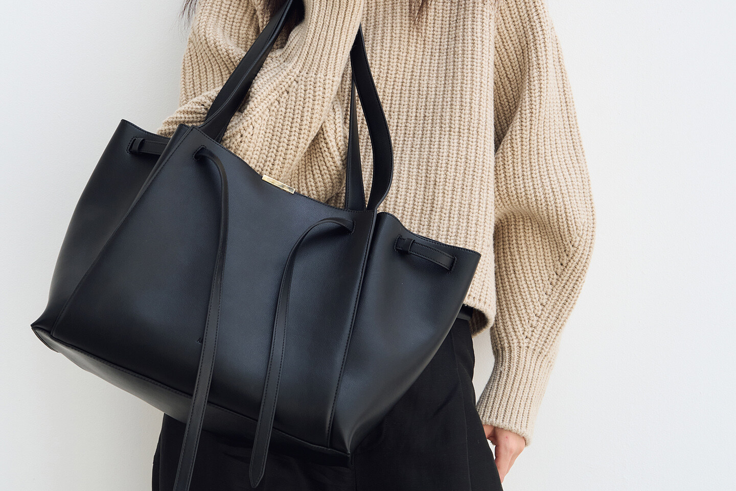 AMAG STUDIO トートバッグ Chic Ville Slim Bag Black BAGS - BAGS - AMAG STUDIO