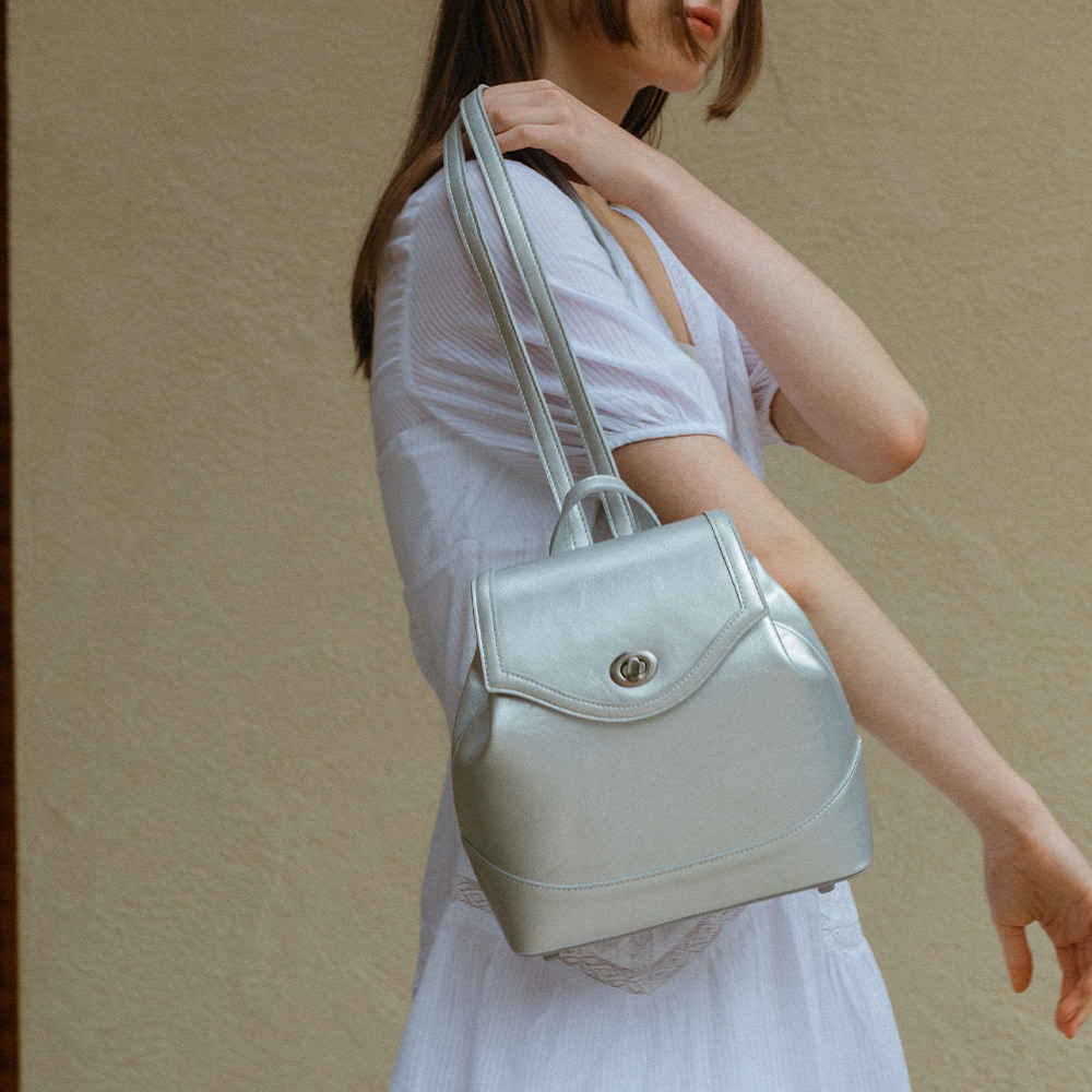 トートバッグ OVHEE Mignon Backpack Silver mignon OVHEE(オヴェイ) - 海外通販のBUYMA