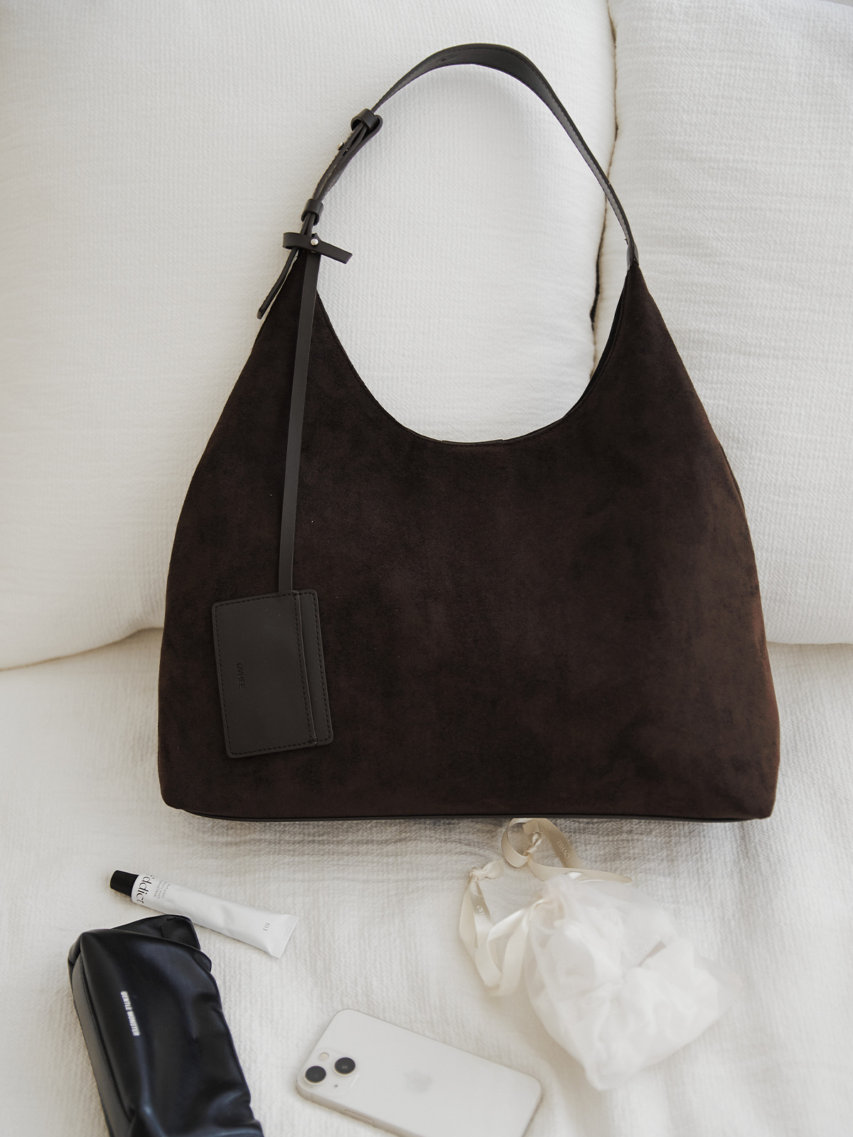 [OVHEE]Flume Suede Hobo Bag-Dark Brown/ Black ☆☆韓国人気 OVHEE【送料込】Flume Suede Hobo Bag DARK BROWN (OVHEE